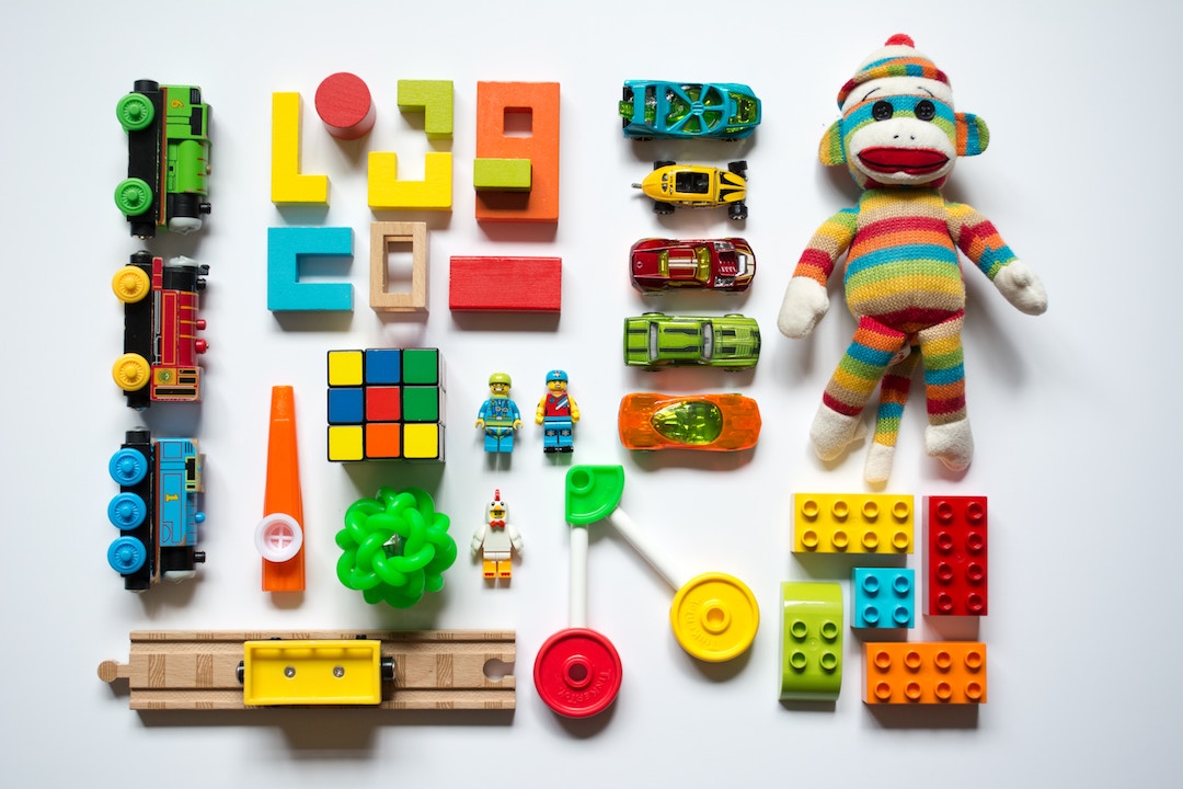 How to DIY a travel activity bag for kids ( to amuse and distract)